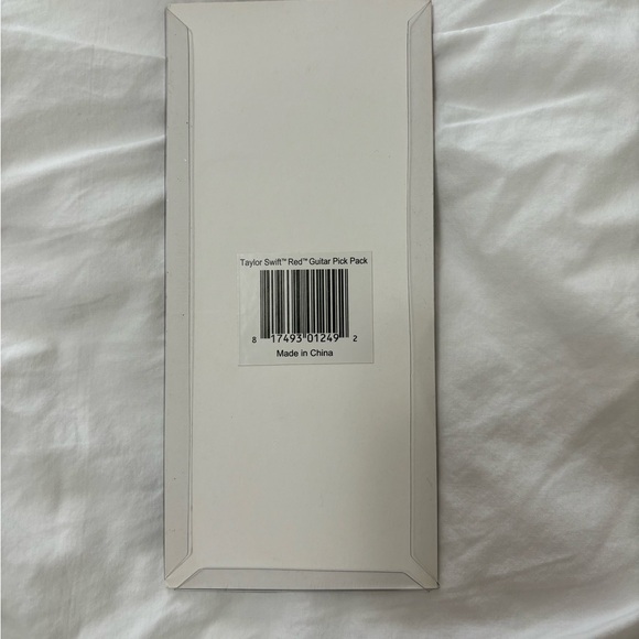 Taylor Swift Guitar Pick Set - Red - Picture 2 of 2